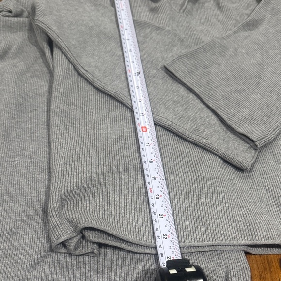 Gray Hooded Women's Sweater and Cropped Pant SET (L) - Picture 3 of 8